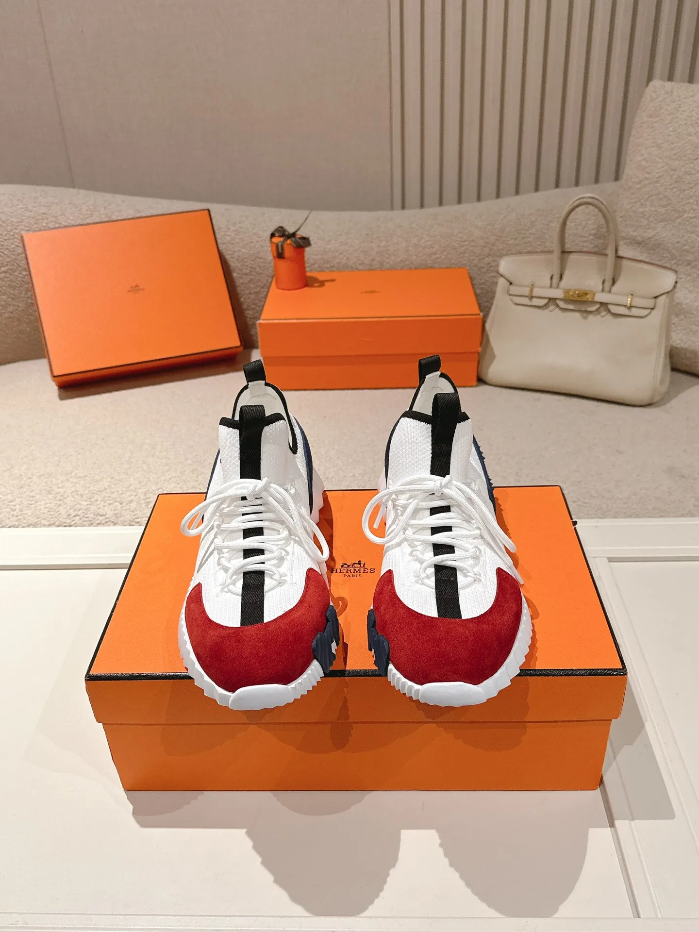 Men's men's shoes 600💰 Hermes top version # Hermès H family classic couple's casual sports shoes Couple's casual sports dad shoes combine high-tech canvas and suede goatskin, and are decorated with an exaggerated "H" letter on the rubber sole. The italic design and bright colors show vitality and continue the brand's design inspiration. Stroll around the city lightly and feel free and comfortable. Exquisitely packaged at the delivery counter 🛍📦 Fabric: Original special material and cow suede/cowhide Lining: Customized breathable mesh Outsole: Open-molded TPU+rubber foam material Bottom thickness: 3CM Size: 35-45